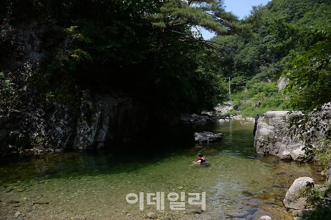 강원도 횡성에서 가장 오지에 속하는 곳인 갑천면에 자리한 병지방계곡은 어답산·태의산·발교산 등 높은 산봉우리에 둘러싸여 있어 한여름에도 찾는 이가 거의 없다.