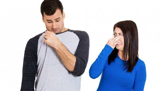 덥고 습한 날씨에는 새로 세탁한 옷을 입어도 금세 퀴퀴한 악취가 심해진다. [중앙포토]