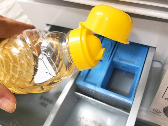 세탁기를 작동하기 전 세제 넣는 칸 '섬유유연제' 부분에 소주 반 컵 정도의 식초를 넣는다.