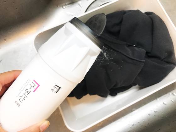 냄새가 심하게 밴 옷은 구연산을 푼 물에 2시간 정도 담갔다가 헹구면 냄새가 빠진다.