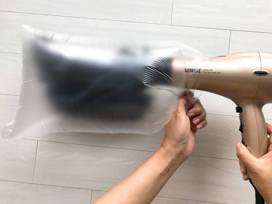 봉지 입구를 잡고 헤어드라이어로 바람을 쏘이면 냄새가 더 잘 날아간다.