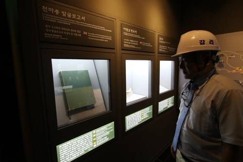 천마총 전시물을 살펴보는 박세웅 감리.