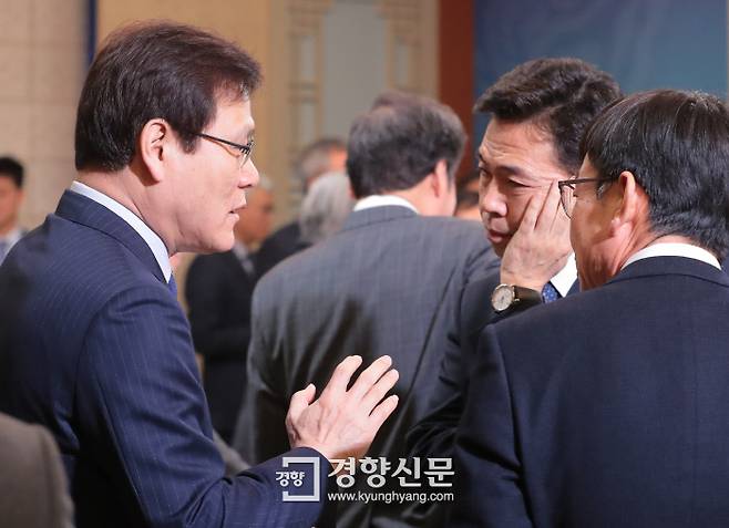 4월 10일 청와대에서 열린 국무회의에 앞서 최종구 금융위원장(왼쪽부터), 홍장표 당시 경제수석, 김상조 공정거래위원장이 대화를 나누고 있다. / 청와대사진기자단