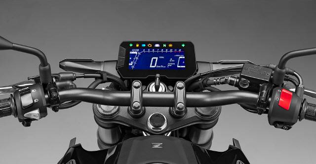 CB300R의 LCD 계기판. 중립등만 있고 기어 단수는 따로 표시되지 않습니다. 맨 가운데의 하얀 사다리꼴 램프는 ‘REV 인디케이터’ 입니다. 엔진회전수가 높아질수록 깜빡깜빡 점멸하는, 사실상 기어 변속 시점을 알려주는 기능이기 때문에 입문자들에겐 좋을 것 같습니다. 따로 점멸 타이밍과 빈도수를 설정할 수 있다고 합니다. /사진제공=혼다코리아