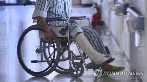 군 병원 휠체어 [연합뉴스TV 제공]