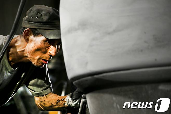 29일 경북 구미시 고아읍 사랑채 가마솥공장에서 50년 베테랑인 유용만(70)씨가 마사토로 만든 중자(내부 거푸집)를 살피고 있다.2018.7.29/뉴스1 © News1 정우용 기자