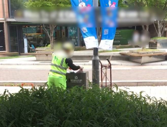 폭염으로 무더운 날씨, 서울 중구 명동서 한 환경미화원이 쓰레기통을 정리하고 있다./사진=남형도 기자