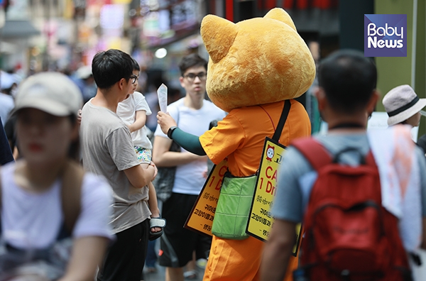 "폭염에 일하는 인형탈 알바" 최대성 기자 ⓒ베이비뉴스