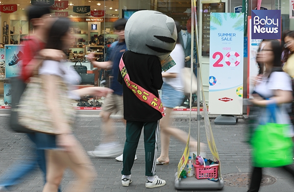 "폭염 속 야외에서 일하는 인형탈 알바생" 최대성 기자 ⓒ베이비뉴스