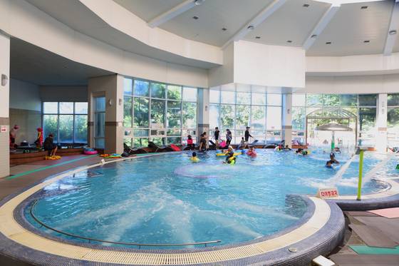 수영과 온천욕을 한번에 즐길 수 있는 신북온천리조트. [사진 경기관광공사]