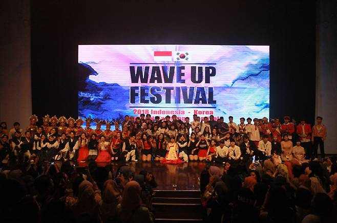 포스코건설 대학생봉사단 해피빌더와 인도네시아 현지 청소년들이 공연을 마치고 기념촬영을 하고 있다. [사진제공: 포스코건설]