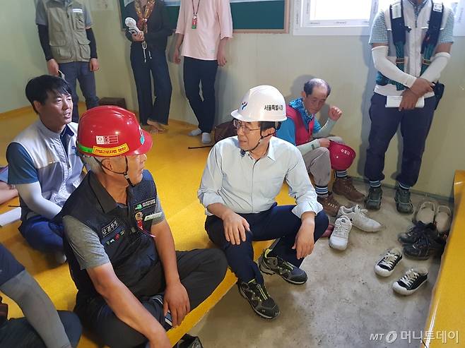 30일 박원순 서울시장이 서울 강북구 미아9-1구역 주택재건축사업 공사현장에 있는 '무더위쉼터'를 방문해 노동자들과 대화를 나누고 있다. /사진=박치현 기자