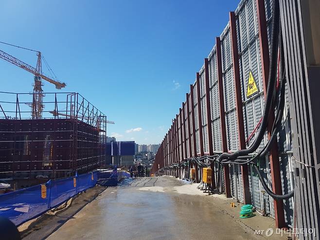 30일 서울 강북구 미아9-1구역 주택재건축사업 공사현장에서 먼지를 가라앉히고 더위를 식히기 위해 바닥에 물이 분사됐다. /사진=박치현 기자