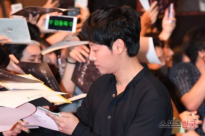 영화 '신과 함께-인과 연'(감독 김용화) 레드카펫 행사에 참석하고 있는 배우 김동욱. 사진=장동규 기자 jk31@hankooki.com