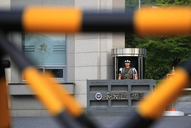 국군기무사령부 소속 경비병이 31일 경기 과천 기무사 청사 정문에서 굳은 표정으로 경계근무를 하고 있다. 국방부 특별수사단은 지난 25일 계엄령 검토 문건을 작성한 기무사의 주요 부서를 압수수색해 관련 자료를 확보한 것으로 알려졌다. 연합뉴스