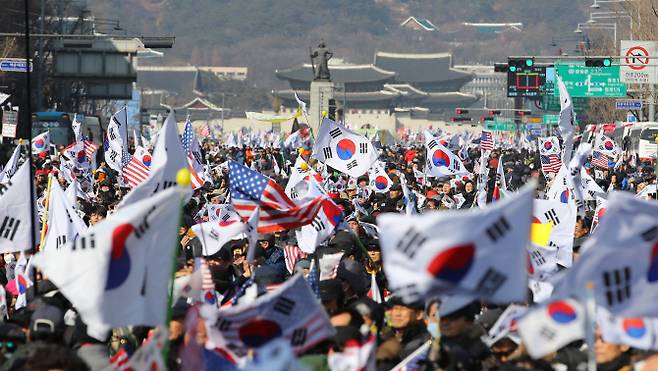 ìì¸ ì¤êµ¬ ëìê¶ ëíë¬¸ ììì íê·¹ê¸°ìë¯¼íëªì´ëë³¸ë¶ ì£¼ìµë¡ ì´ë¦° ì§íìì ì°¸ê°ìë¤ì´ ë°ê·¼í ì  ëíµë ¹ ííµë¬´í¨ë¥¼ ì´êµ¬íë©° íê·¹ê¸°ì ì±ì¡°ê¸°ë¥¼ íë¤ê³  ìë¤. ì¬ì§=ì°í©ë´ì¤