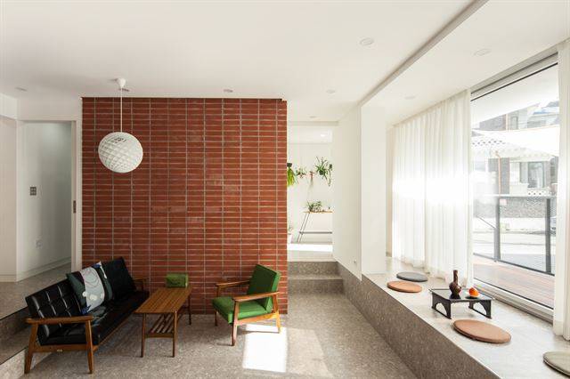 인천 라곰하우스는 여행과 커피, 그리고 카페를 사랑한 한 부부가 1976년에 지어진 집을 리모델링해 지은 집이다. 사진=텍스처 온 텍스처 제공.