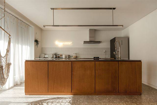 옛집에서 안방이었던 곳을 주방으로 바꾸고 한가운데 카페 분위기가 물씬 풍기는 싱크대를 놓았다. 사진=텍스처 온 텍스처 제공