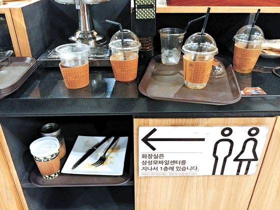지난달 30일 오후 서울 여의도의 한 카페에 시민들이 매장 내에서 사용한 일회용 컵들이 쌓여있다.