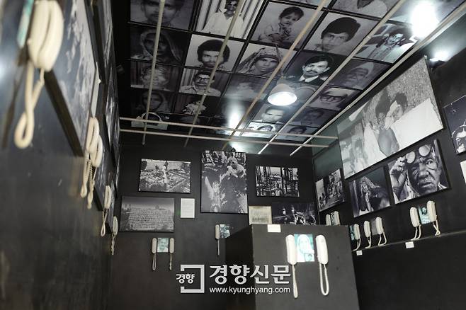 유니언카바이드 공장에서 약 2.5㎞ 떨어진 보팔 추모 박물관 입구에 들어서면 온통 검은색으로 칠해진 ‘어둠의 방’이 관람객을 맞는다. 증언을 토대로 참사가 일어난 1984년 12월2일 밤을 재현한 방이다. 보팔(인도) | 허진무 기자 imagine@kyunghyang.com