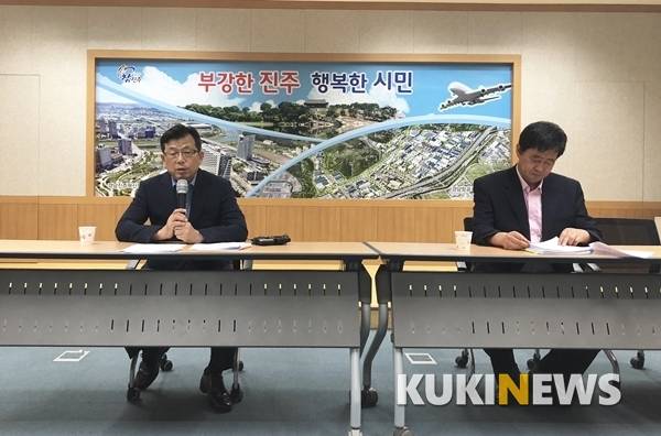 정재민 진주시 부시장(사진 왼쪽)이 진주남강유등축제와 관련해 기자간담회를 열고 있다.[사진=이영호 기자]