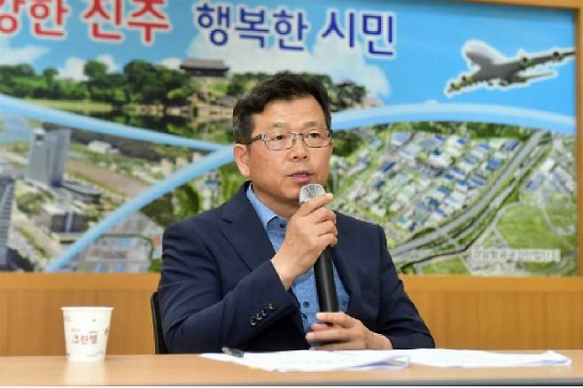 정재민 진주시부시장이 1일 진주시청 브리핑룸에서 '2018 진주남강유등축제 운영 방향'을 밝히고 있다.(사진=진주시청 제공)
