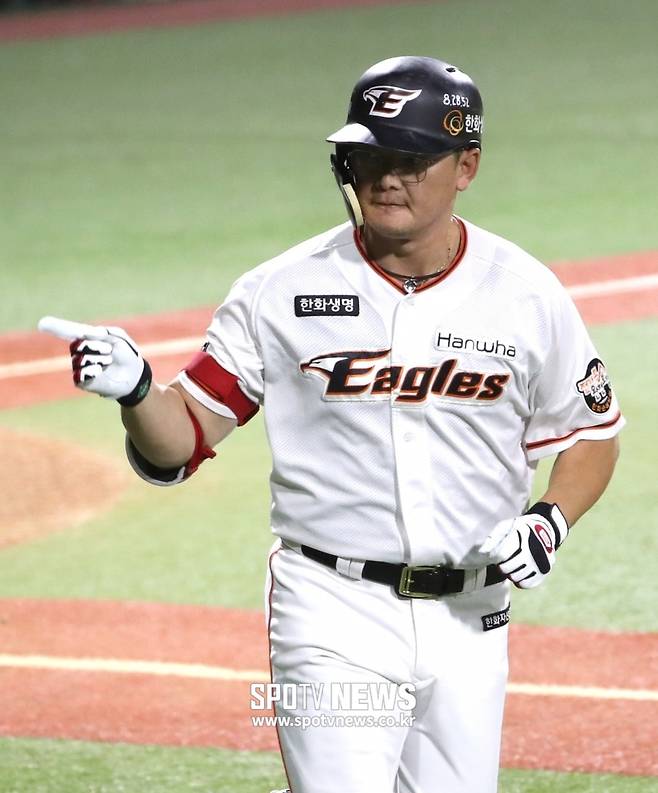 ▲ [스포티비뉴스=청주, 곽혜미 기자] '2018 신한은행 마이카 KBO 리그' 한화 이글스와 LG 트윈스의 경기가 21일 오후 청주야구장에서 열렸다. 8회말 2사 1루 대타로 나온 한화 이성열이 동점 투런포를 날리고 더그아웃을 향해 세리머니를 하고 있다.