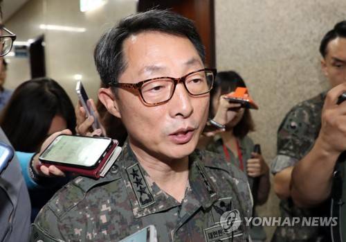 질문 받는 이석구 기무사령관 (서울=연합뉴스) 최재구 기자 = 이석구 기무사령관이 1일 오전 국회에서 자유한국당 김성태 원내대표와의 면담 마치고 취재진의 질문을 받고 있다. 2018.8.1      jjaeck9@yna.co.kr
