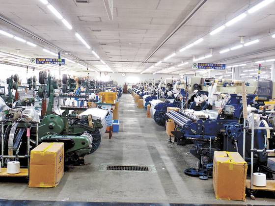 대전교도소엔 민간에서 좀처럼 찾기 어려운 직조 공장이 있다. 교도소가 운영 중인 교도작업 중 하나다. 재소자 50여 명이 하루 여섯 시간씩 투입돼 직접 실을 뽑는다. [윤호진 기자]