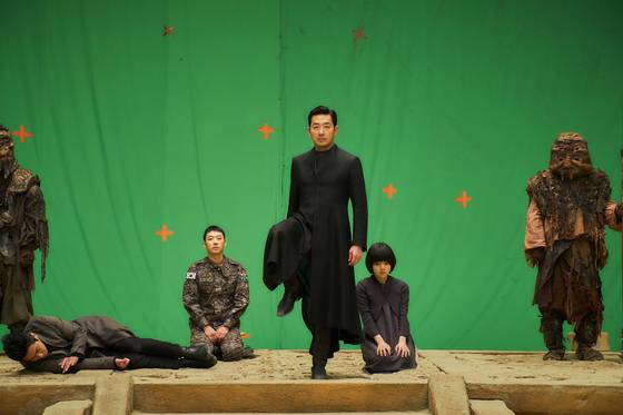 영화에서 저승에 간 저승 삼차사와 망자 수홍(김동욱 분) 장면을 촬영중인 현장. 누워있는 인물이 해원맥(주지훈 분). 차진 입담을 잊지 않는다. [사진 롯데엔터테인먼트]