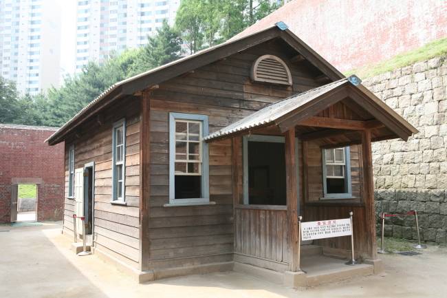 An execution site at the compound's south corner (Seodaemun Prison History Hall)