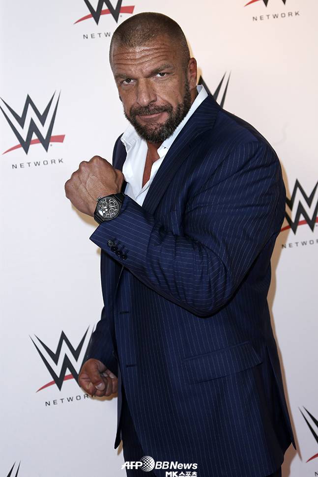 현아 이던 후이로 구성된 혼성 유닛 그룹 ‘트리플 H’는 WWE 챔피언을 9차례 지낸 프로레슬러 폴 마이클 레베크의 링네임이다. 프랑스계 미국인 폴 마이클 레베크가 2016년 WWE 유럽투어를 위해 파리를 방문한 모습. 사진=AFPBBNews=News1