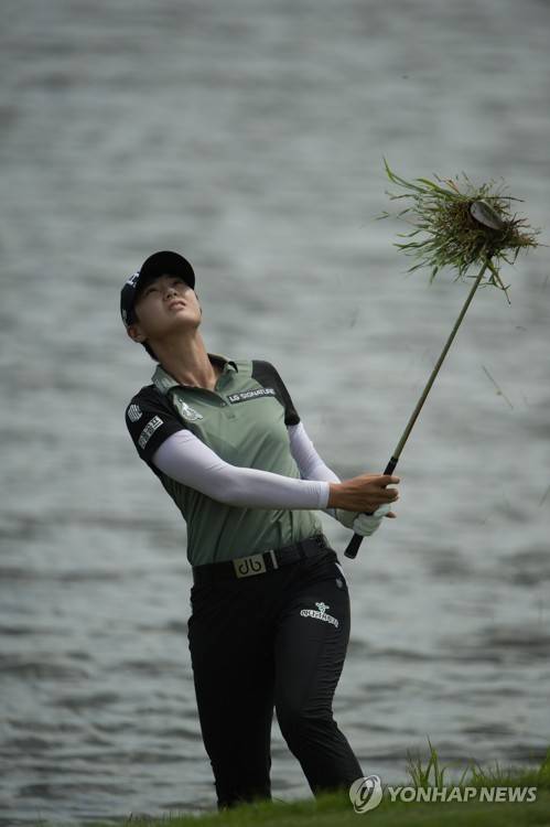 박성현 '집중' (서울=연합뉴스) 2일(한국시간) 미국 일리노이주 킬디어의 켐퍼 레이크스 골프클럽에서 열린 KPMG 여자 PGA 챔피언십에서 박성현이 16번홀 어프로치샷 시도 후 타구의 방향을 살피고 있다. 2018.7.2 [PGAOA 제공=연합뉴스]      photo@yna.co.kr