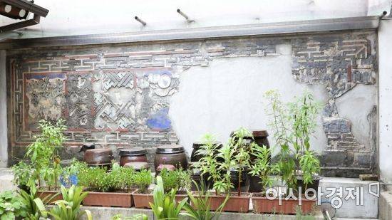 청전 이상범이 직접 만들었다는 꽃담은 절반이 소실된 채 남아있는데, 한국전쟁 당시 폭격으로 소실된 것을 전쟁 후 집에 돌아온 그가 그대로 두고 지냈다고 한다. 사진 = 천지민 PD