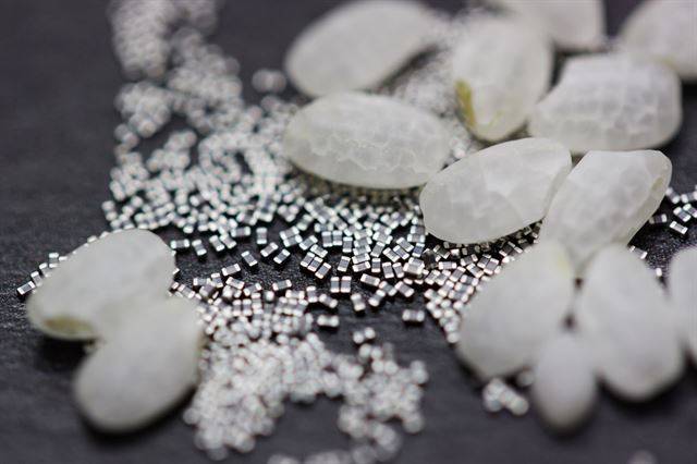 '전자산업의 쌀'이라 불리는 MLCC(적층세라믹콘덴서)는 머리카락 두께로, 최신 스마트폰에는 1,000여개가 들어간다. 삼성전기 제공