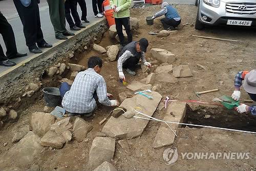 대구읍성 흔적 북성로 일대에서 발견된 대구읍성 기저부와 성돌. [대구 중구 제공=연합뉴스]
