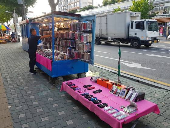 서울시는 내년 1월부터 '노점상 허가제'를 시 전체에 도입한다. 중랑구에서 노점을 운영하는 정모씨는 "점용료를 내고 마음 편히 장사하고 싶다"고 말했다. 임선영 기자