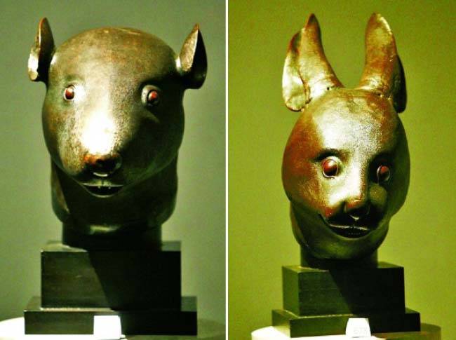 제2차 아편전쟁 당시 영국과 프랑스 연합군이 청나라 황실정원인 원명원(圓明園)에서 약탈한 국보급 문화재, 12지신(支神) 가운데 쥐와 토끼 머리 청동상.  [뉴시스]