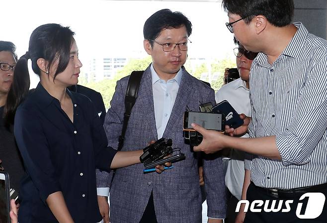 김경수 경남도지사가 3일 오전 취재진에 둘러싸인 채 경남도청 집무실로 향하고 있다. 전날 드루킹 사건 댓글조작 사건을 수사 중인 허익범 특별검사팀은 김경수 경남도지사 집무실과 관사를 압수수색 했다. 2018.8.3/뉴스1 © News1 여주연 기자