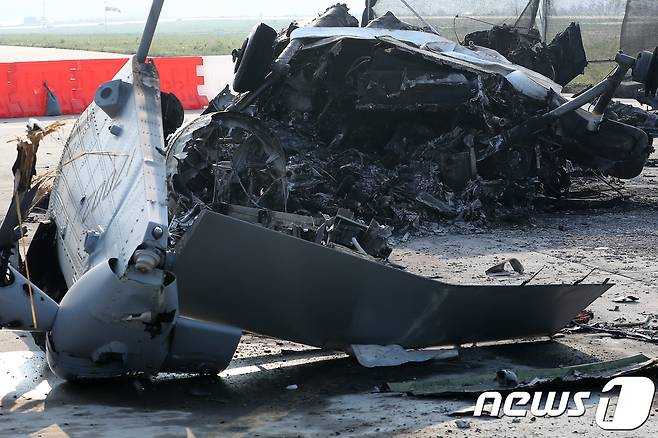 20일 오후 포항 해병대 항공대 마린온(MUH-1)헬기 추락 사고 현장에 널부러진 파편들. 지난 17일 추락한 마린온 헬기는 정비를 마친 후 연습 비행을 하기 위해 포항 해군 6항공전단 활주로를 이륙하던 중 추락해 조종사 김 모 대령(45)등 승무원 5명이 순직하고 1명이 부상했다.2018.7.20/뉴스1 © News1 최창호 기자