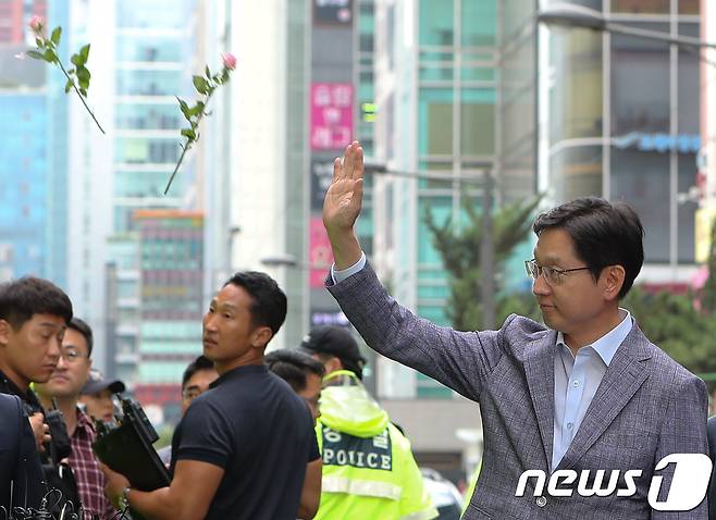 '드루킹' 일당의 댓글 공작에 연루된 의혹을 받고 있는 김경수 경남도지사가 6일 오전 서울 서초구 허익범 특검 사무실에 피의자 신분으로 조사를 받기 위해 출석하며 지지자들의 꽃세례를 받고 있다. 2018.8.6/뉴스1 © News1 허경 기자