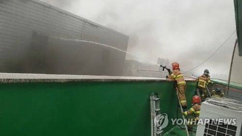 강원도 강릉 주차타워에서 번진 화재 진압 현장 / 사진=연합뉴스