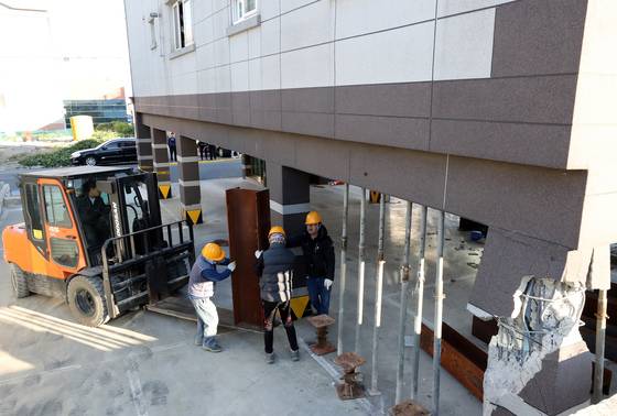 지난해 11월15일 경북 포항시에서 발생한 지진으로 한 필로티 구조 건물 기둥이 파손된 모습. /사진=뉴스1