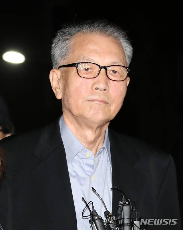 【서울=뉴시스】이영환 기자 = 김기춘 전 청와대 비서실장이 석방돼 6일 새벽 서울 송파구 동부구치소를 나서고 있다. 문화·예술계 블랙리스트 작성을 지시한 혐의로 구속된 김 전 비서실장은 지난달 27일 구속기간이 만료됨에 따라 대법원이 직권구속취소 결정을 내려 562일만에 출소했다. 2018.08.06.  20hwan@newsis.com