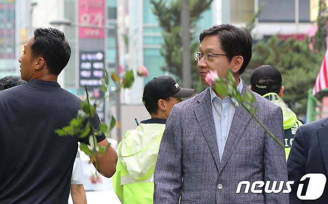 '드루킹' 일당의 댓글 공작에 연루된 의혹을 받고 있는 김경수 경남도지사가 6일 오전 서울 서초구 허익범 특검 사무실에 피의자 신분으로 조사를 받기 위해 출석하며 지지자들의 꽃을 받고 있다. 김 지사의 특검 조사는 지난 6월27일 공식 수사가 개시된지 40일 만이다. 2018.8.6/뉴스1 © News1 허경 기자