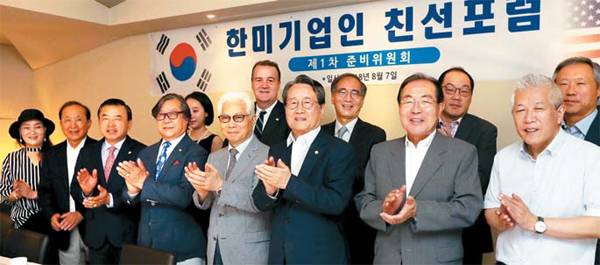 7일 열린 한미기업인 친선포럼 출범식에 이충구 유닉스전자 회장, 유준식 체리쉬가구 회장, 피터 신 재미한국계 시민연맹 전국의장, 진철평 코리아트레이딩 회장, 유장희 매경미디어그룹 고문, 윤동한 한국콜마 회장, 이동기 중견기업연구원장(앞줄 왼쪽 둘째부터)이 참석했다. [한주형 기자]