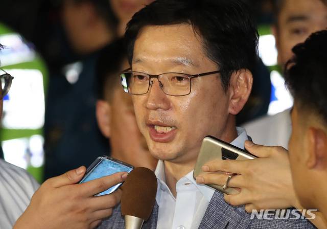 【서울=뉴시스】 김진아 기자 = '드루킹' 일당의 댓글 공작에 연루된 의혹을 받고 있는 김경수 경남도지사가 7일 새벽 서울 서초구 허익범 특검 사무실에 피의자 신분으로 조사를 받은 후 귀가하던 중 취재진의 질문을 받고 있다. 2018.08.07.  bluesoda@newsis.com