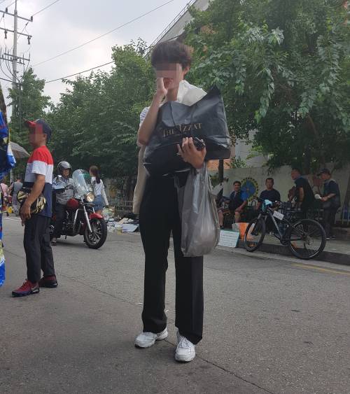 지난 2일 서울 종로구 동묘시장을 찾은 김형수(17)군. 그는 이날 쇼핑백 한가득 구제 옷을 구매했다.