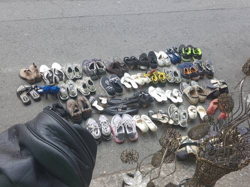 지난 2일 서울 종로구 동묘시장 바닥에 놓인 구제 신발.