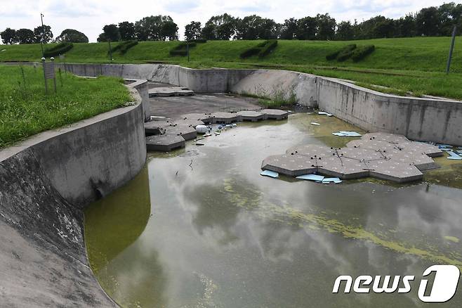 베이징 올림픽 당시 카약 경기가 열렸던 경기장. 물이 마른 가운데,  바닥에 녹조라떼가 생겼다. © AFP=뉴스1 © News1